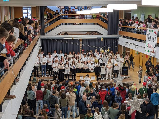 Auftritt der Chor-AG des Fürstenberg-Gymnasiums Donaueschingen beim Weihnachtsbasar 2022
