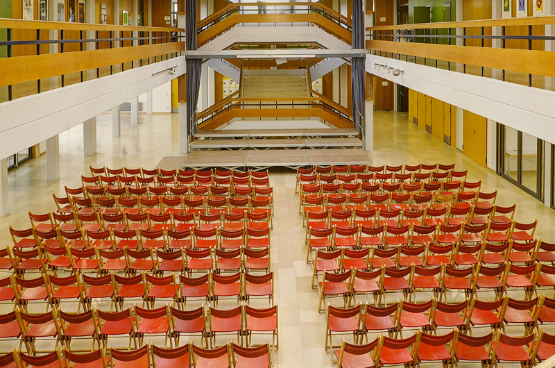 Stuhlreihen vor einer Bühne in der Aula des Fürstenberg Gymnasiums