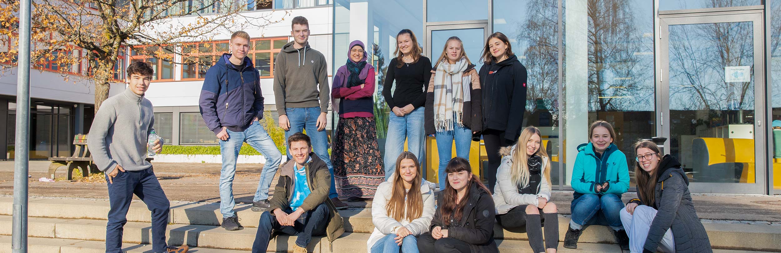 Schülerinnen und Schüler auf dem Schulhof des Fürstenberg-Gymnasiums Donaueschingen