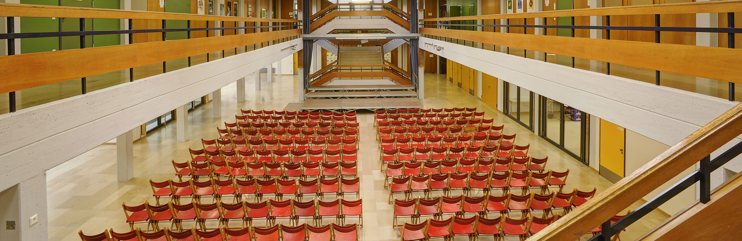 Aufgereihte Stühle vor der Bühne des Fürstenberg-Gymnasiums