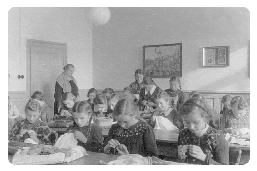 Alte schwarz-weiß Fotografie einer Schulklasse des Fürstenberg Gymnasiums im Nähunterricht