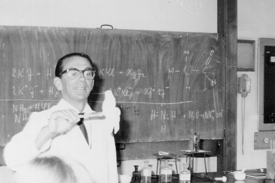Alte schwarz-weiß Fotografie eines Chemie-Lehrers im Unterricht des Fürstenberg Gymnasiums
