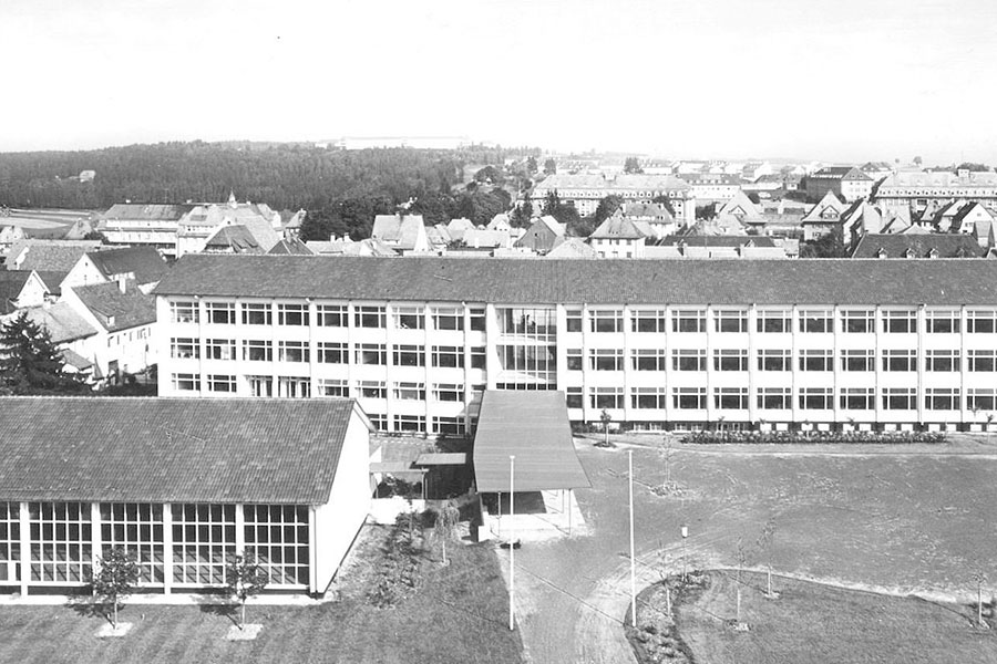 Altes schwarz-weiß Bild des damaligen Fürstenberg Gymnasiums (heute Realschule Donaueschingens)