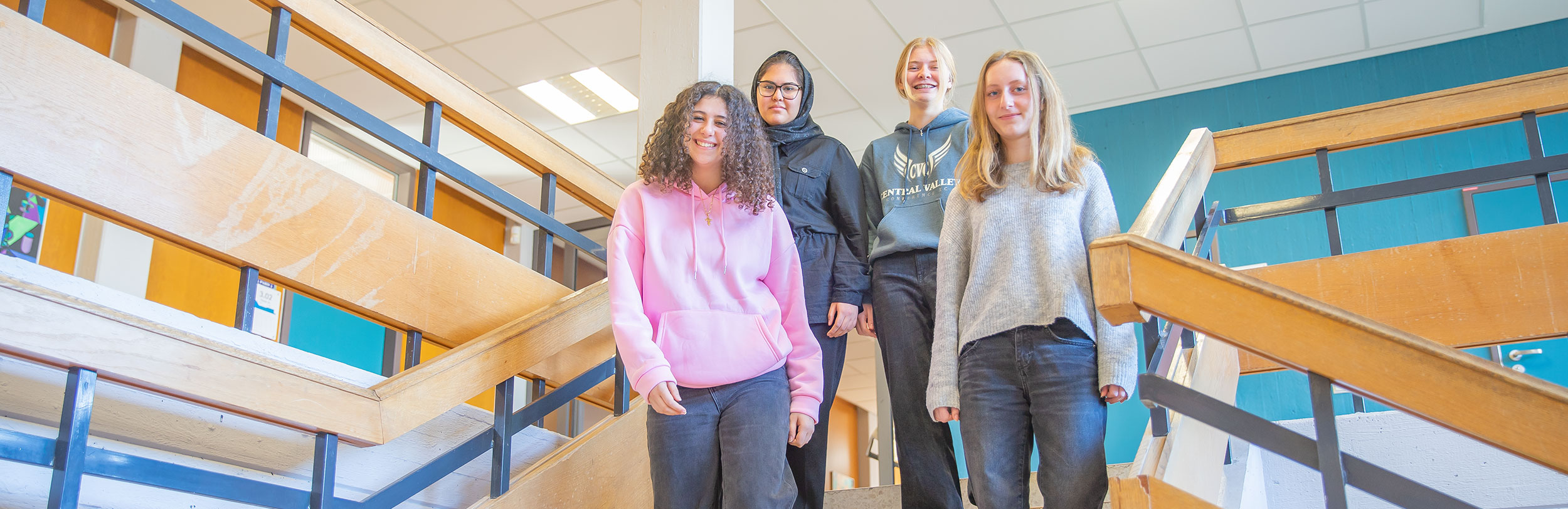 Oberschüler im Treppenhaus