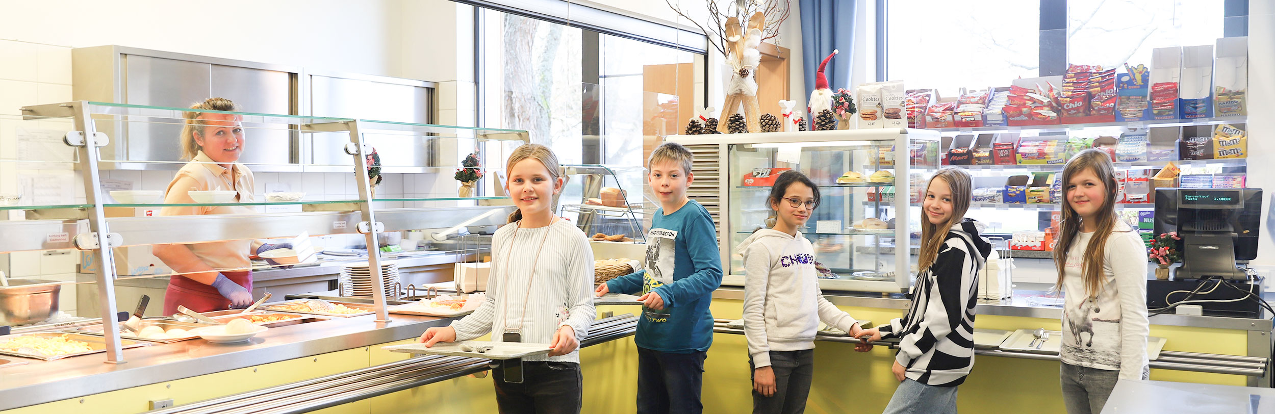 Kinder stehen an der Mensa des Fürstenberg-Gymnasiums an
