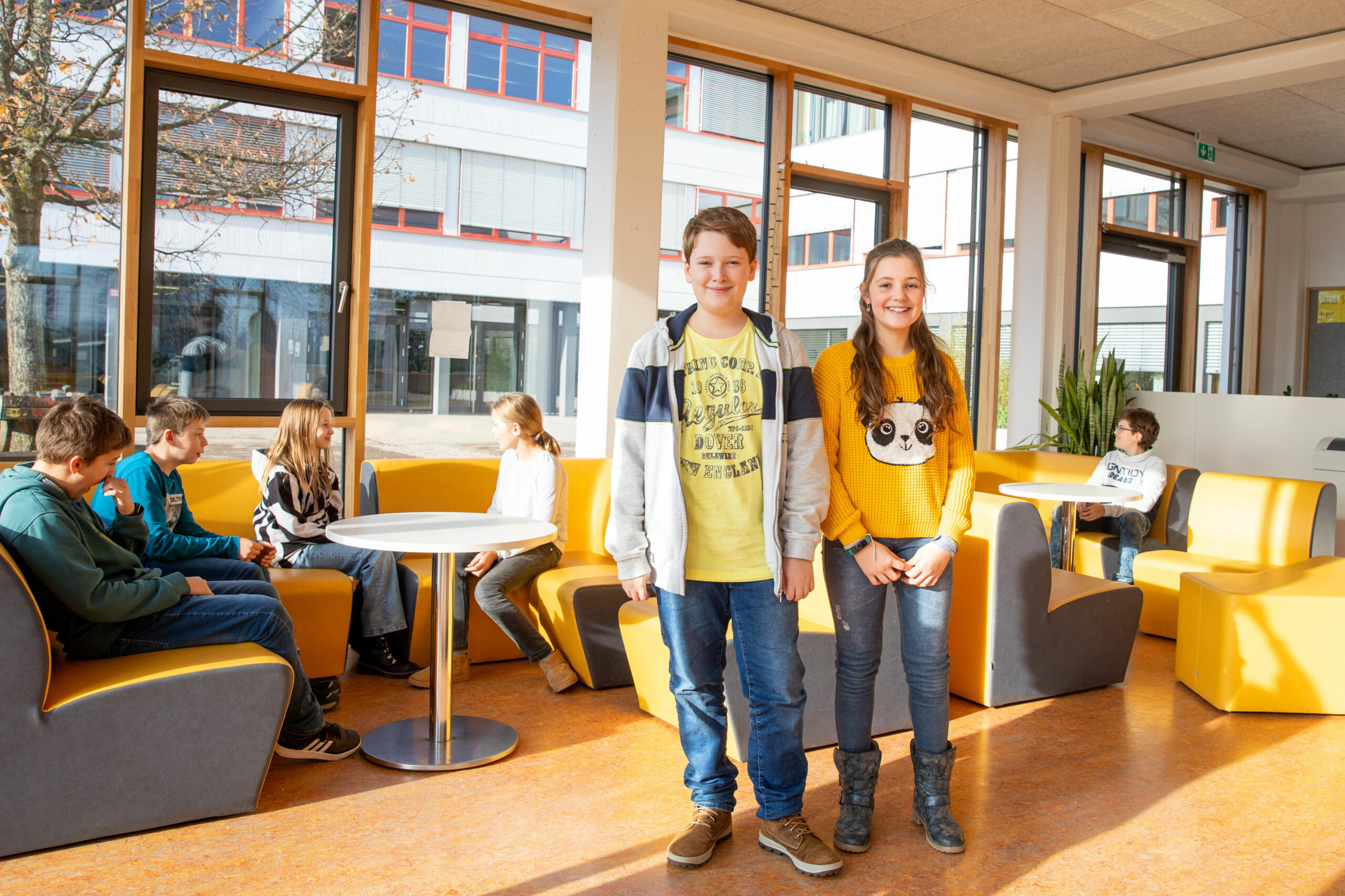 Zwei Schüler stehen neben einer Sitzgruppe im Fürstenberg-Gymnasium Donaueschingen
