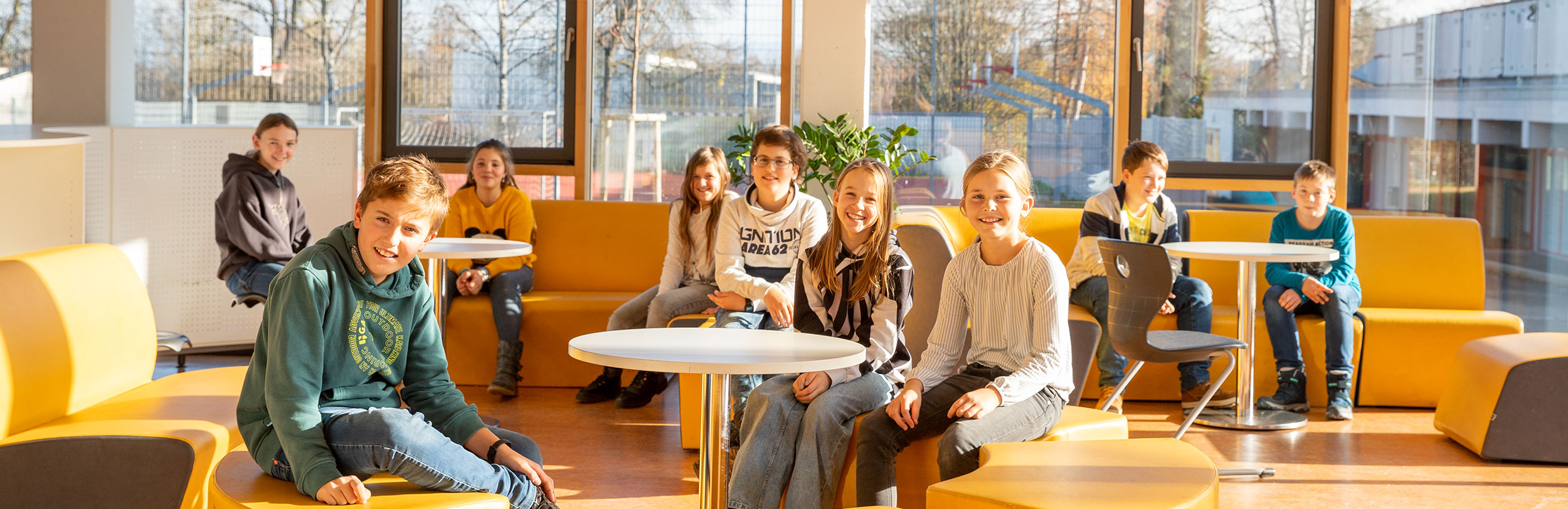 Schülerinnen und Schüler in Sitzgelegenheiten im Fürstenberg-Gymnasium Donaueschingen