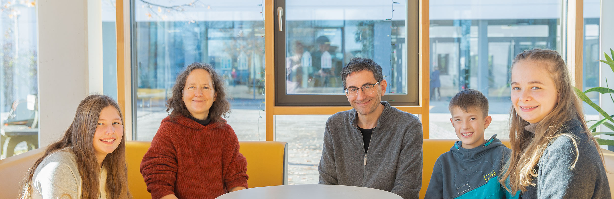 Alexandra Stoschus und Moritz Klingmann mit Schülern