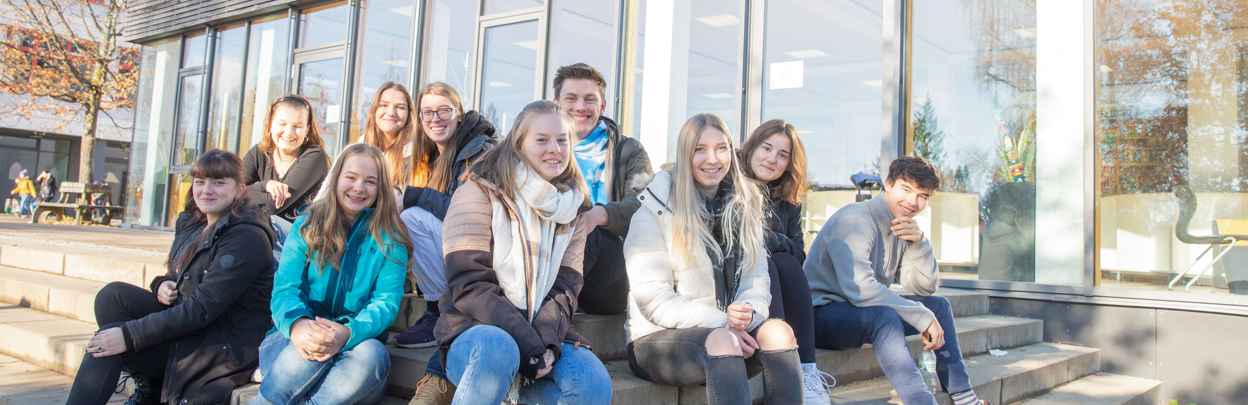 Schüler-Gruppenbild auf dem Schulhof des Fürstenberg-Gymnasiums