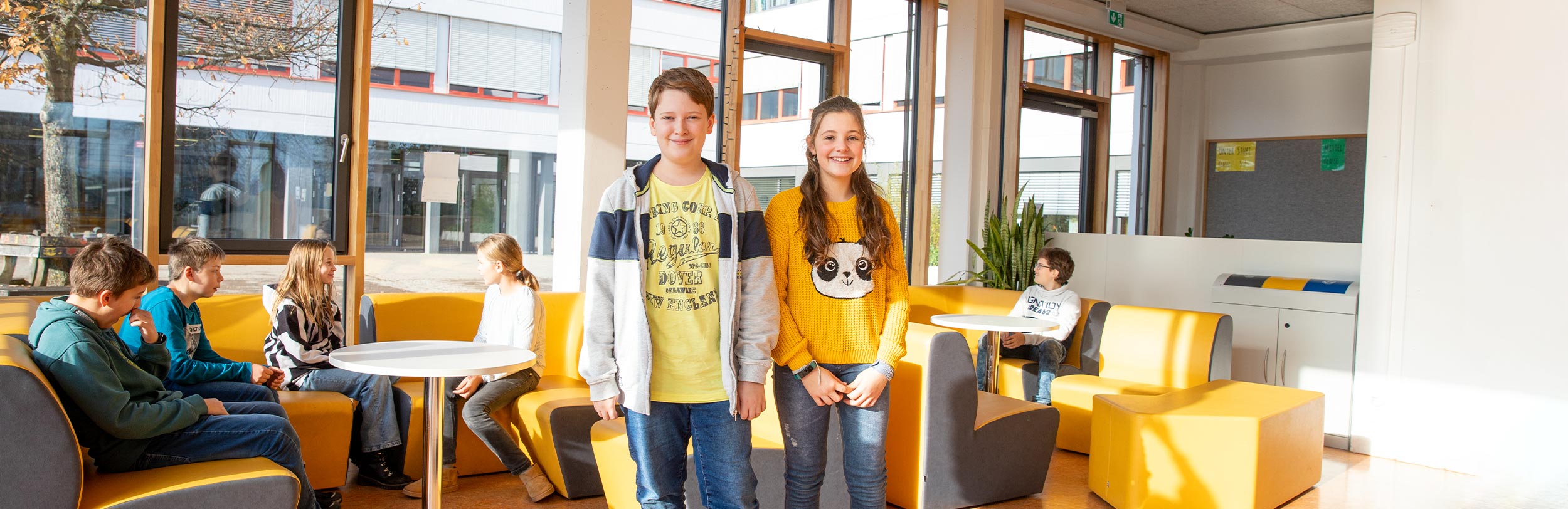 Zwei Schüler stehen neben einer Sitzgruppe im Fürstenberg-Gymnasium Donaueschingen