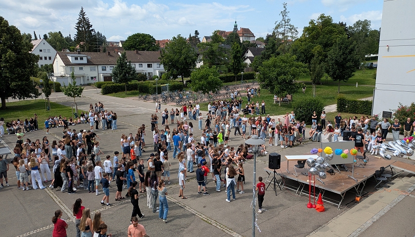 Auf dem Schulhof gab es zum Abistreich 2025 lustige Spiele.