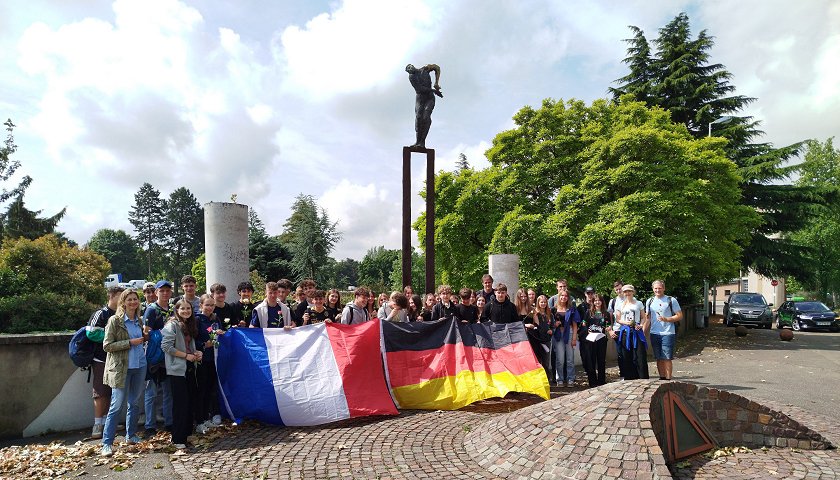 Im Rahmen des Projekts „Vom Feind zum Freund“ trafen sich vom 2. bis 6. Juni 2025 insgesamt 40 deutsche und französische Jugendliche aus Donaueschingen und Saverne zu einer sog. Drittortbegegnung, um sich mit der gemeinsamen Geschichte auseinanderzusetzen. Dazu haben sie unter anderem gemeinsam die Kriegsgräberstätte in Strasbourg-Cronenbourg besucht.