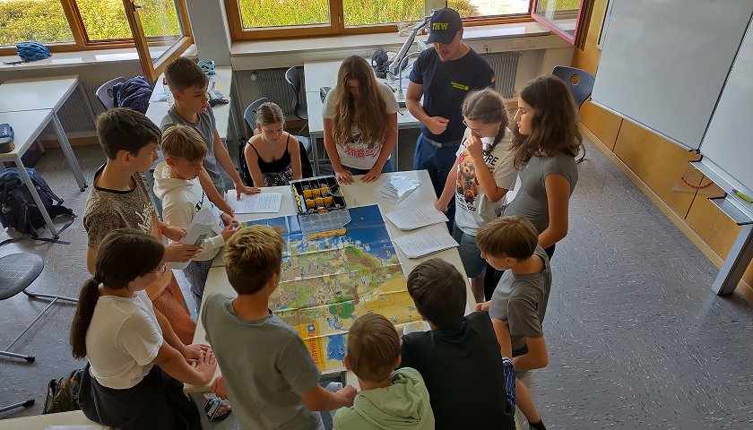 Eine Schülergruppe plant bei einem Planspiel das Verhalten im Krisenfall.