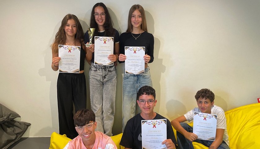 Die sechs Finalisten des Concours de lecture 2025 am Fürstenberg-Gymnasium Donaueschingen.