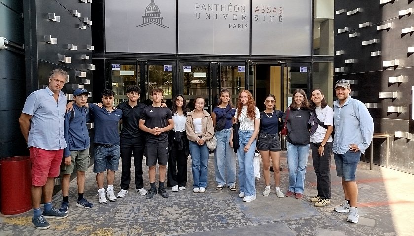 Gruppenfoto der Schülerinnen und Schüler in Paris, die das Leistungsfach Französisch am FG belegen.