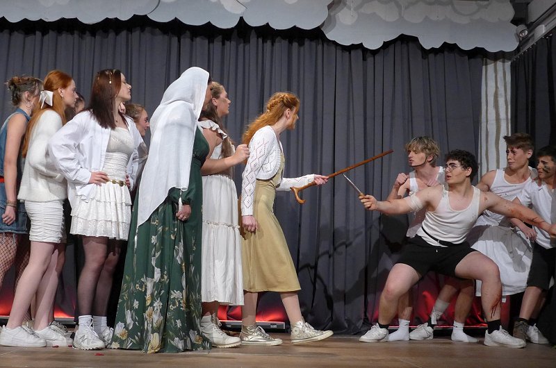 FG_PM_Theater-AG_insenziert_Lysistrata_neu_Feb_2025 Szene aus einem Theaterstück der Theater-AG des Fürstenberg-Gymnasiums Donaueschingen.