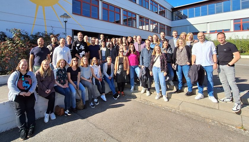 Gruppenbild des FG-Abiturjahrgangs 2005 beim 20-jährigen Wiedersehen