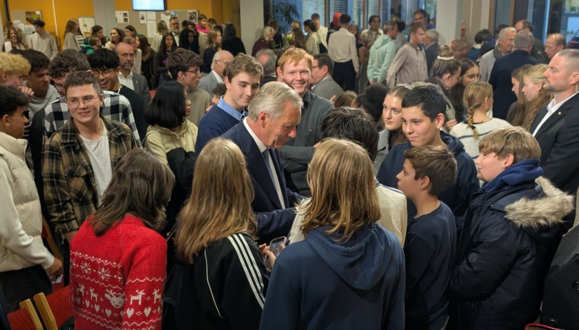Der ehemalige Bundespräsident Christian Wulff nach seinem Auftritt im Gespräch mit Jugendlichen.
