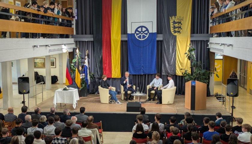 Wulff in der Diskussion mit den Schülerinnen und Schülern.