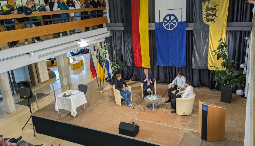 Wulff in der Diskussion mit den Schülerinnen und Schülern.