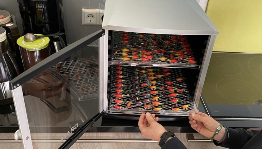 Im Dörrautomaten können die schuleigenen Chili getrocknet werden.