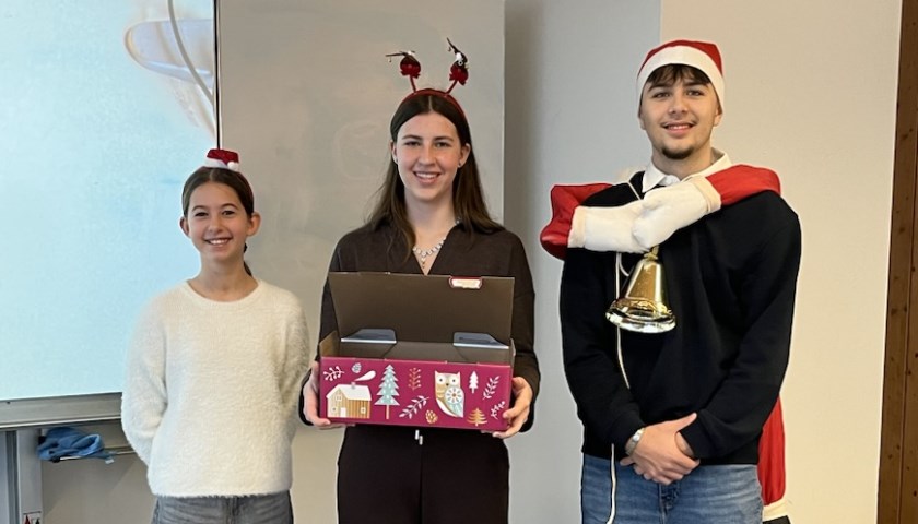 In der zweiten Dezemberwoche brachte die Schüler-Mitverantwortung (SMV) des Fürstenberg-Gymnasiums Donaueschingen vorweihnachtliche Stimmung in den Schulalltag. Anlässlich des Nikolaustags besuchten SMV-Vertreterinnen und -Vertreter die einzelnen Klassen, trugen ein passendes Gedicht vor und sorgten so für kleine, heitere Unterbrechungen im Unterricht.