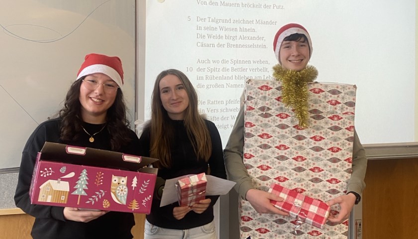 In der zweiten Dezemberwoche brachte die Schüler-Mitverantwortung (SMV) des Fürstenberg-Gymnasiums Donaueschingen vorweihnachtliche Stimmung in den Schulalltag. Anlässlich des Nikolaustags besuchten SMV-Vertreterinnen und -Vertreter die einzelnen Klassen, trugen ein passendes Gedicht vor und sorgten so für kleine, heitere Unterbrechungen im Unterricht.