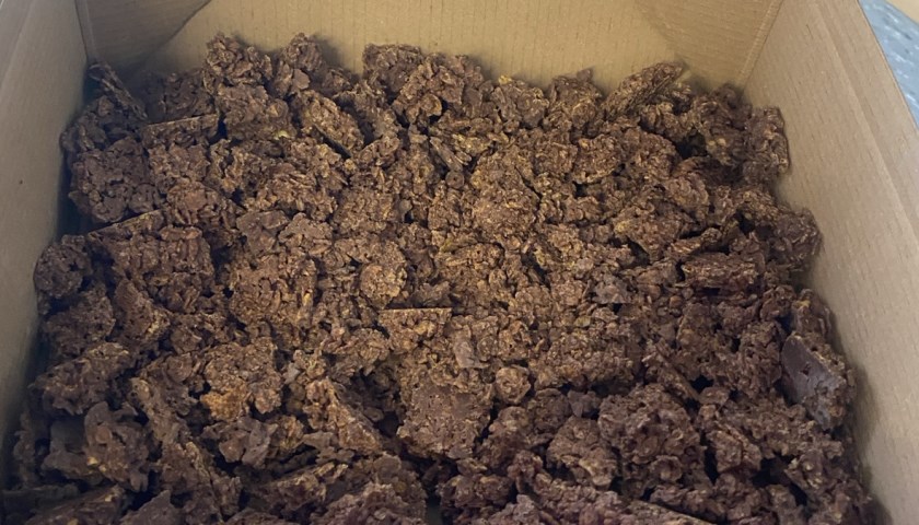 In der zweiten Dezemberwoche brachte die Schüler-Mitverantwortung (SMV) des Fürstenberg-Gymnasiums Donaueschingen vorweihnachtliche Stimmung in den Schulalltag. Anlässlich des Nikolaustags besuchten SMV-Vertreterinnen und -Vertreter die einzelnen Klassen, trugen ein passendes Gedicht vor und sorgten so für kleine, heitere Unterbrechungen im Unterricht: Die Schoko-Crossies von Herrn Karl in der Box