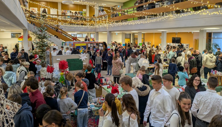 Reger Betrieb beim Weihnachtsbasar 2025 in der Aula