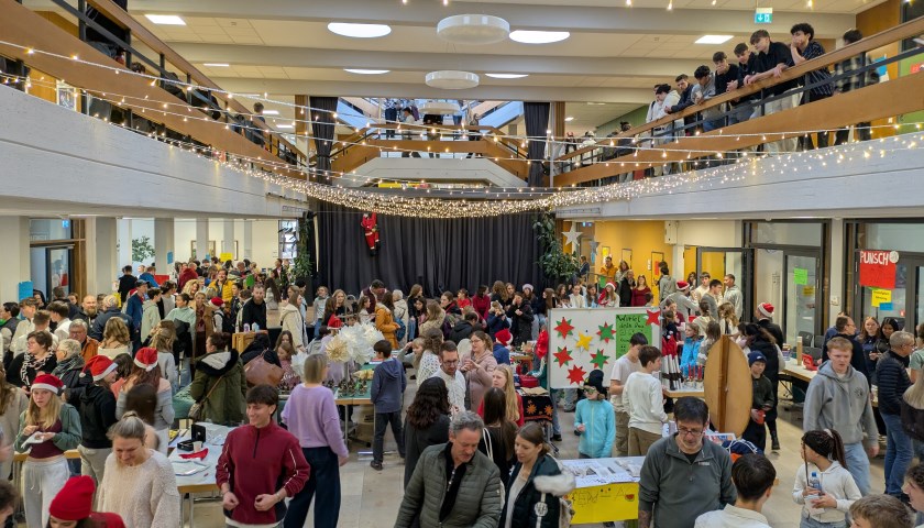 Reger Betrieb beim Weihnachtsbasar 2025 in der Aula