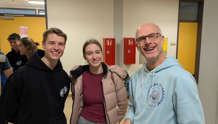 Ehemalige besuchen am Weihnachtsbasar ihre frühere Schule.