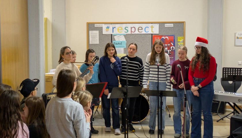 Der Chor intoniert Weihnachtslieder.