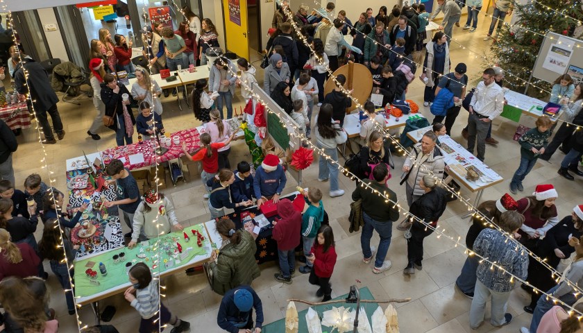 Reger Betrieb beim Weihnachtsbasar 2025 in der Aula