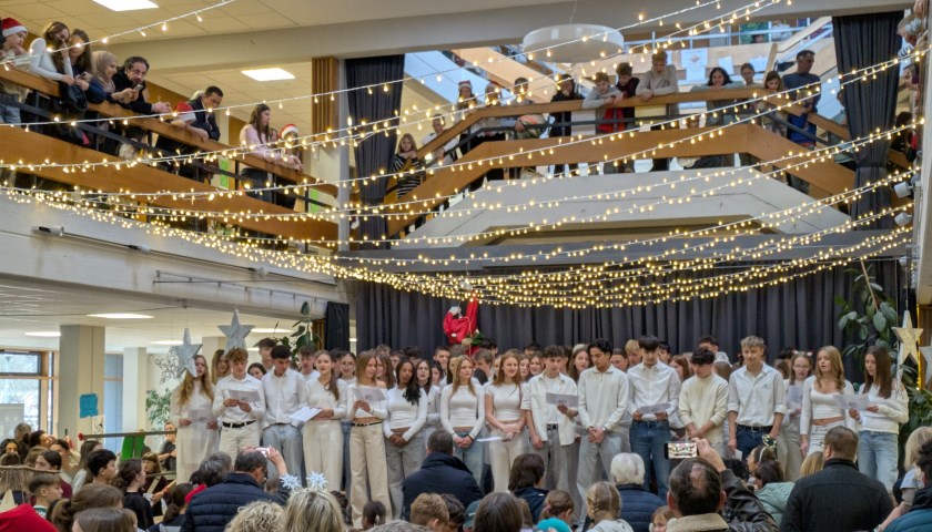 Die KS1 macht zum Schluss das Engelssingen.