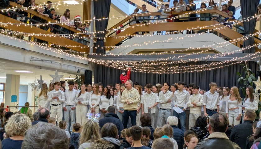 Schulleiter Mosbacher dankt den Beteiligten am Weihnachtsbasar.