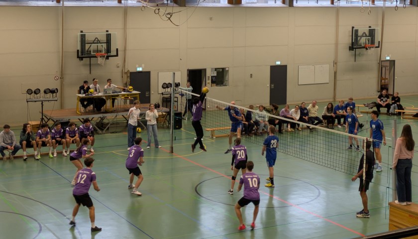 Nach dem Basar gab es in der Sporthalle ein Volleyballspiel KS2 gegen ein Lehrerteam.