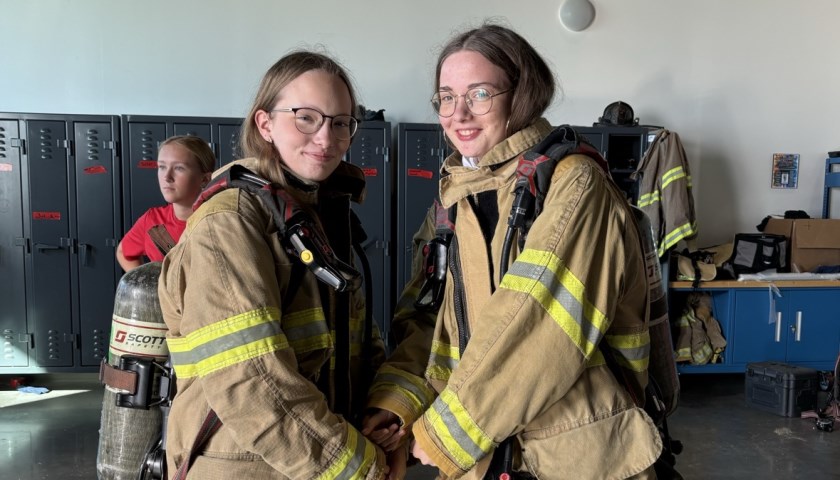 Donaueschinger Schüler probieren amerikanischen Feuerwehr-Uniformen an.