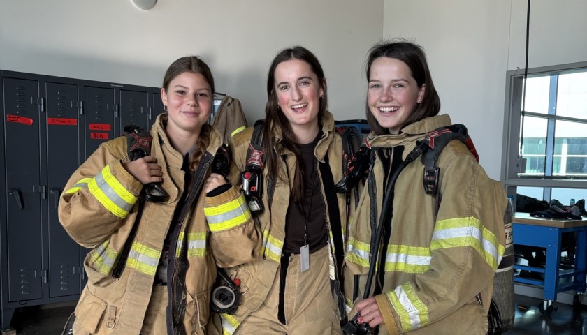 Donaueschinger Schüler probieren amerikanischen Feuerwehr-Uniformen an.