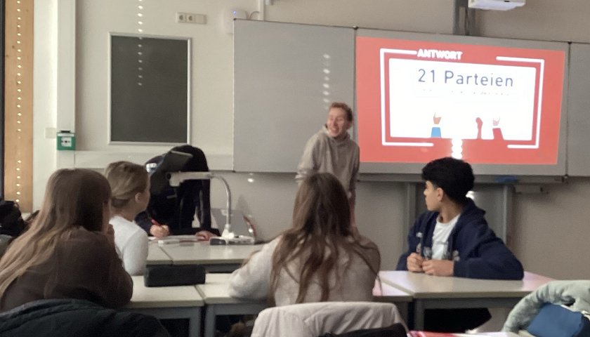 Die Klassen 10b und 10c setzten sich im Gemeinschaftskundeunterricht intensiv und zugleich spielerisch mit der bevorstehenden Landtagswahl in Baden-Württemberg auseinander.