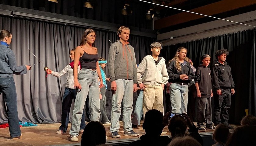 Foto der Theaterpremiere von „Stirbt Romeo Freitagnachmittags?“ am FG (Inszenierung der Theater-AG am 23.01.2026)