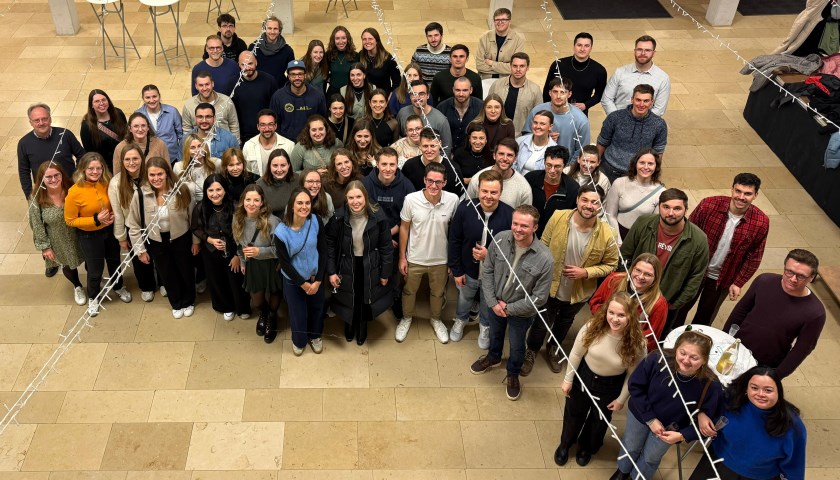 Der Abiturjahrgang 2015 des Fürstenberg-Gymnasiums kehrte zum zehnjährigen Jubiläum an seine ehemalige Schule zurück und feierte das Wiedersehen mit einem Empfang in der Aula und einer Schulhausführung.