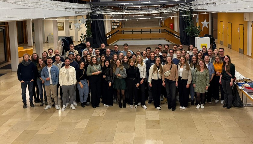 Der Abiturjahrgang 2015 des Fürstenberg-Gymnasiums kehrte zum zehnjährigen Jubiläum an seine ehemalige Schule zurück und feierte das Wiedersehen mit einem Empfang in der Aula und einer Schulhausführung.