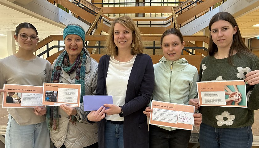 Gruppenfoto anlässlich der Spende über 500 Euro für therapeutische Kinderbücher: Gabriele Rottenecker (2. v. li.), Theaterleiterin Julia Kiefer (3. v. li.), und die drei Schülerinnen der Theater-AG Laura Meyer, Theresa Niemann und Riana Morath (von links) setzen ein sichtbares Zeichen der Solidarität.
