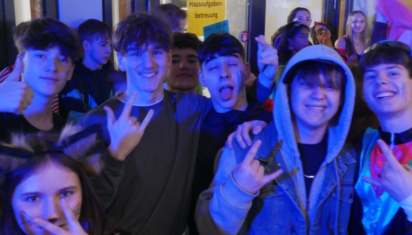 Am Schmotzigen übernehmen die Narren die Schule: Gute Laune, Tanz und Musik sind heute angesagt!