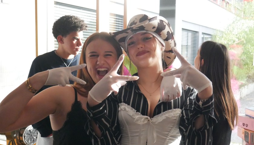 Am Schmotzigen übernehmen die Narren die Schule: Gute Laune, Tanz und Musik sind heute angesagt!