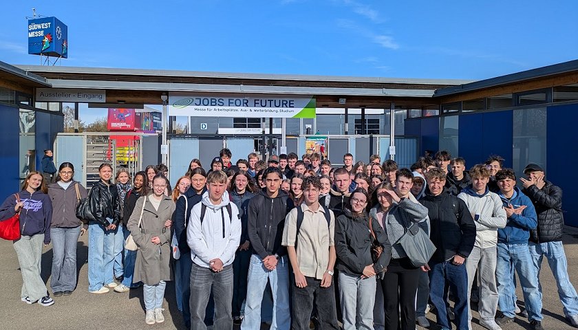 Gruppenfoto der KS1 am Eingang zur Jobs4Future Ausbildungsmesse.