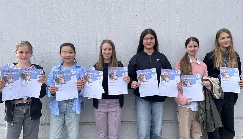 erfolgreich beim Informatik-Biber 2026: Hannah Romer, Anna Wang, Sophia Speck, Nihal Dogan, Emilia Müller, Lotta Obermeyer (von links nach rechts)