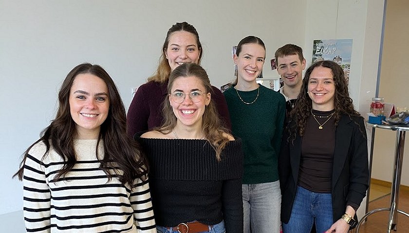 Drei Wochen lang schnuppern aktuell sechs Orientierungspraktikanten bei uns am FG in den Schulalltag hinein. In ihren Studienfächern gewinnen sie in unseren Klassenstufen von 5 bis 12 wertvolle Einblicke in den Lehrerberuf. Damit verbinden sie Theorie aus dem Studium mit der Praxis im Klassenzimmer.