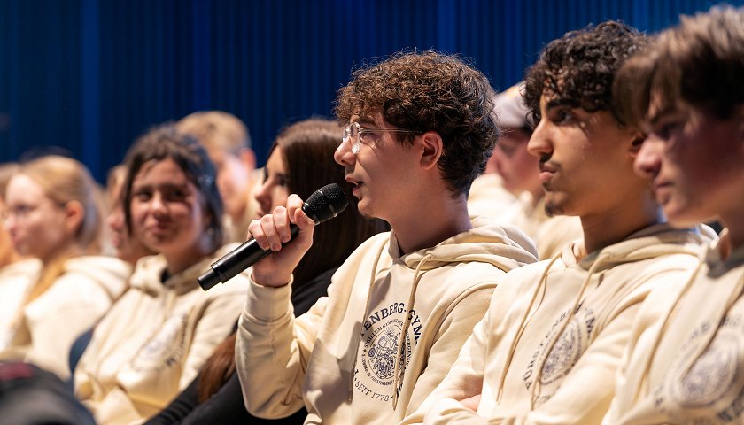 Mehrere Lehrkräfte und Schülerinnen und Schüler des Fürstenberg-Gymnasiums nahmen am 9.2.2026 am Fachtag „Demokratie an Schulen entlang der Donau“ teil.