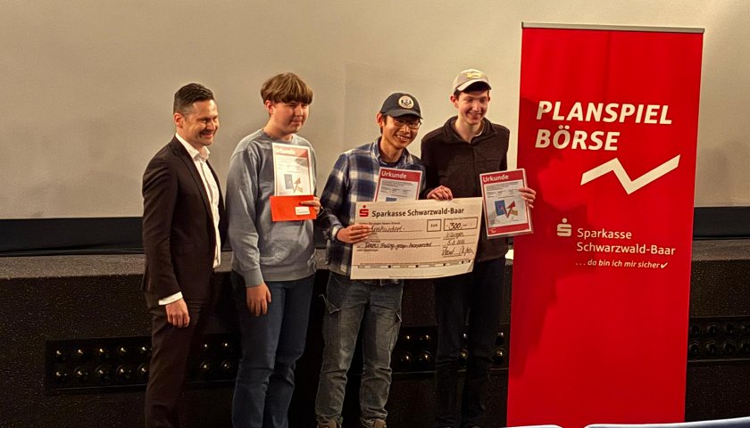 Die Freude beim Sieger-Team ist groß (von links) bei der Preisverleihung: Gabriel Winker, Roman Knappe und Thomas Le